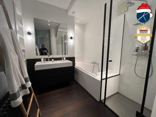 Modernes Bad mit Wanne und Dusche