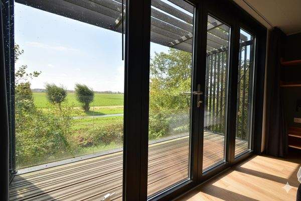 ferienhaus-kaufen-lakeside-resort-brielle-zwartewaal-balkon-blick-auf-weiden-2026