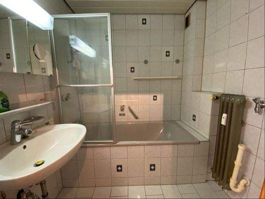 Badezimmer mit Waschbecken und Dusche