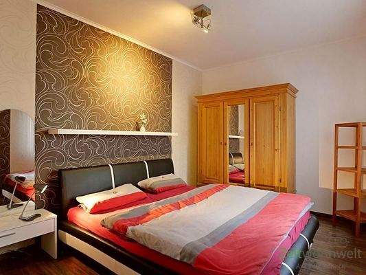 schönes Schlafzimmer mit Doppelbett