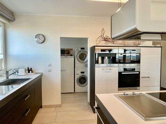 Küche mit Zugang zum Hauswirtschaftsraum