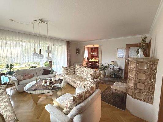 Wohnzimmer mit Kachelofen + Terrasse