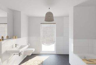 Tageslichtbad mit bodengleicher Dusche und Badewan