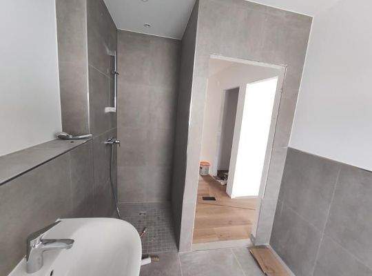 Bad mit Badewanne und Dusche Bild 3