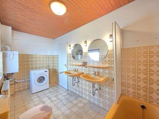 Badezimmer mit Badewanne und HW Erdgeschoss