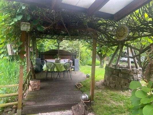 SITZECKE MIT KIWIBEPFLANZUNG