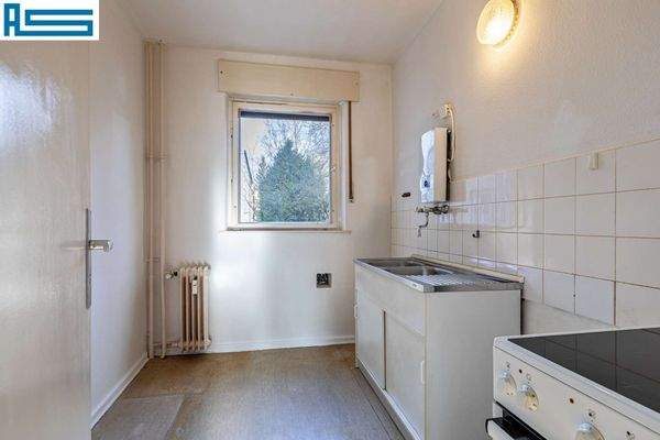 Küche mit Fenster zum Hof