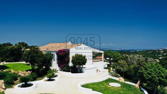 Exklusive Villa mit Meerblick, Pool und Dependance in Arzachena – Sardinien