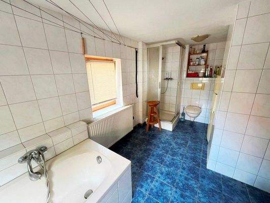 Tageslichtbad mit Dusche und Wanne