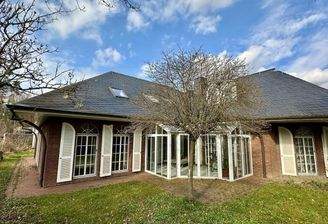 Gartenansicht mit Wintergarten