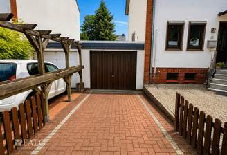 Garage mit zusätzlichem Parkplatz
