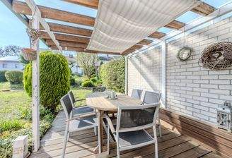 Sonnige Terrasse mit direktem Zugang zum Garten