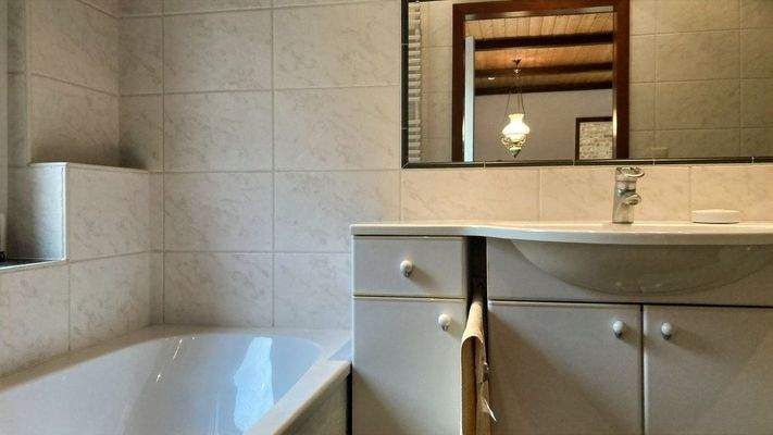 Bad mit Wanne und Dusche im Erdgeschoss