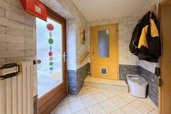 kleiner Flur mit Hoftür