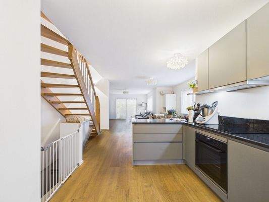 Blick von der Küche in den Wohnbereich