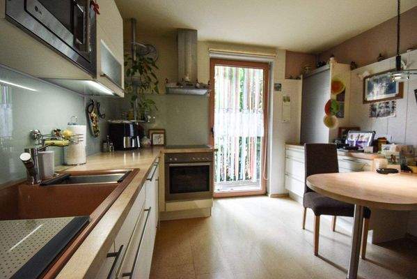 18 Kueche mit zugang auf die Terrasse.JPG