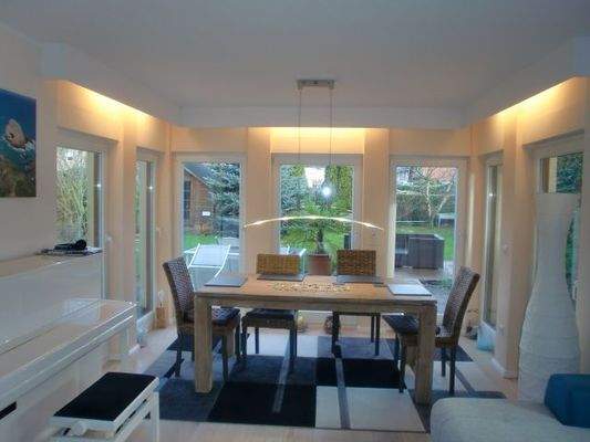 Essbereich mit Rundumblick in den Garten