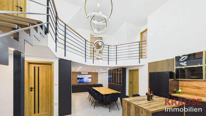 Küche mit Essbereich und Galerie
