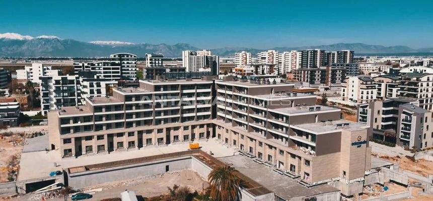 Elegant Flats in a Complex with a Pool in Antalya Altıntas