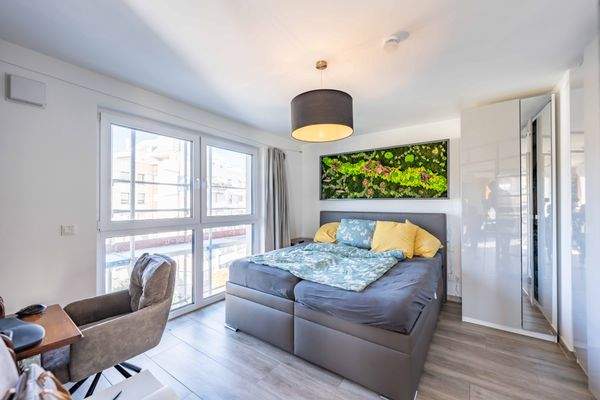 Schlafzimmer großer Fensterfront