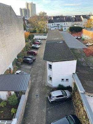 Bürogebäude und Stellplätze