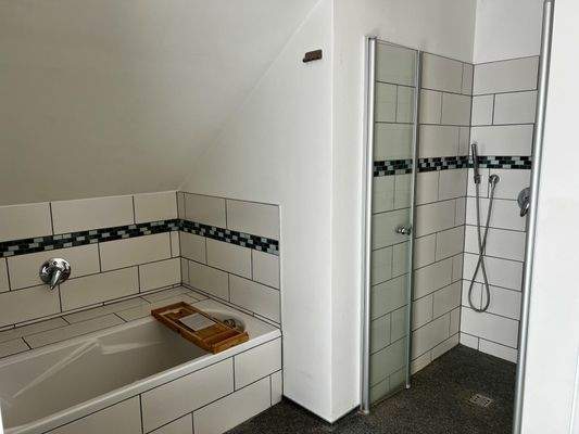 Badewanne und Dusche