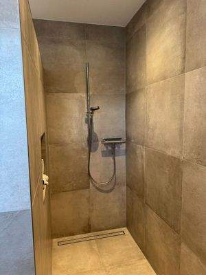 Moderne Dusche mit Fliesen