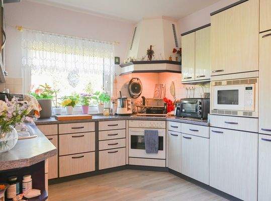 Jetzt zeig ich Ihnen die schöne helle Küche