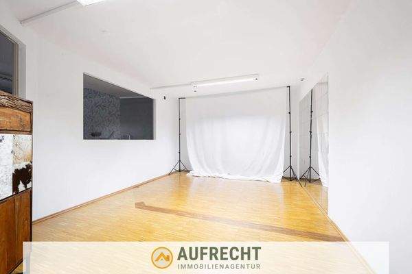 geräumiges innenliegendes Zimmer mit Oberlicht