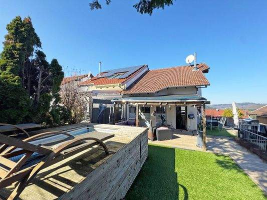 Garten mit Blick aufs Haus