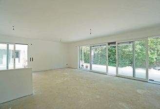 Wohnzimmer mit offener Küche und Ausgang auf die Gartenterrasse (Symbolfoto von Haus 1)