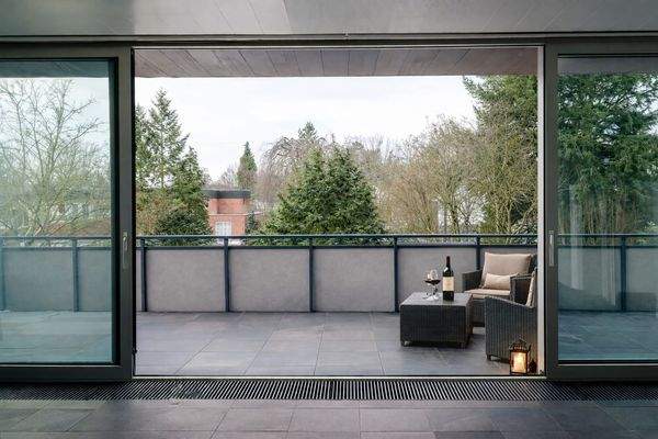 Wohnzimmer mit Übergang zum Balkon