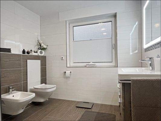 Großzügiges Tageslichtbad mit erstklassiger Ausstattung