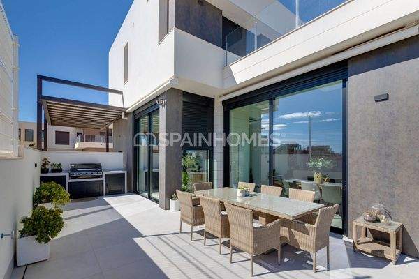 Stylish 3-Bedroom Houses in a Golf Resort in Pilar de la Horadada