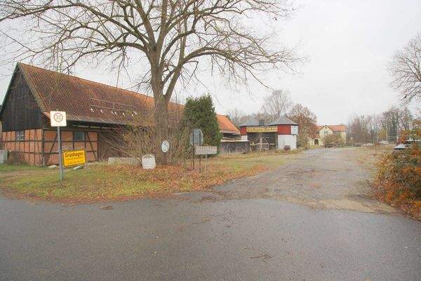 Blick auf großesHauptgebäude mit Parkplatz an der B4