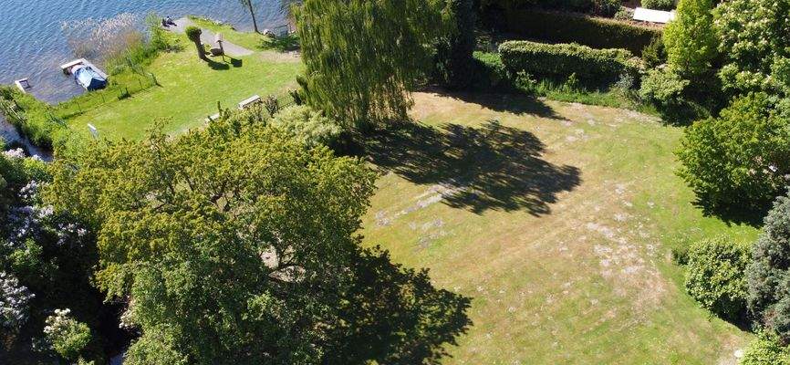 Blick zum See und Bootsanleger