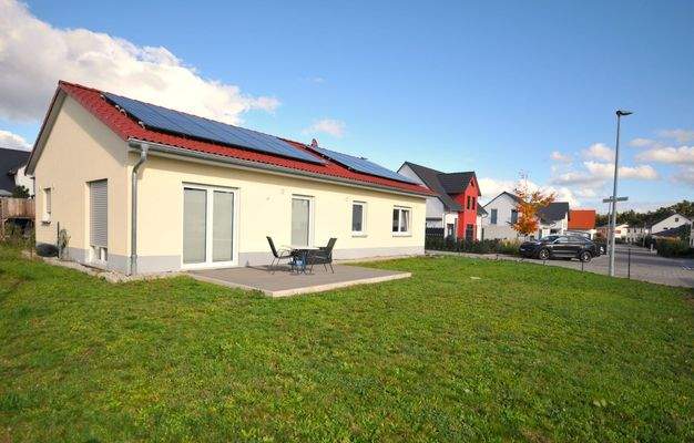 Südseite mit großem Garten und Terrasse