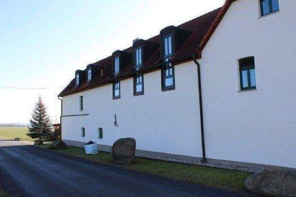 Zufahrtsstraße und Nordfront des Gebäudes