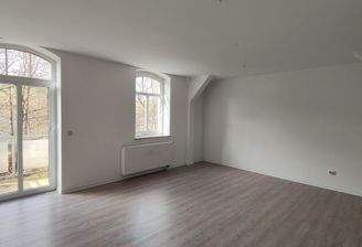 Helles Wohnzimmer mit Balkon