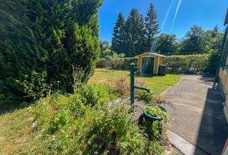 Brunnen und Gartenhaus