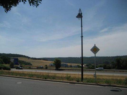 Blick von Parkplatz Wertheim Village in Richtung G