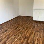 Leerer Raum mit Holzboden