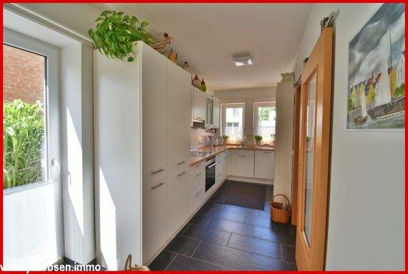 Blick zur offenen Küche