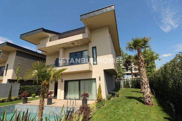 Spacious Triplex Houses Close to Sea in Istanbul Beylikduzu