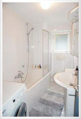 Bad mit Wanne u. Fenster