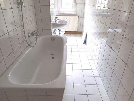 Helles Badezimmer mit Wanne