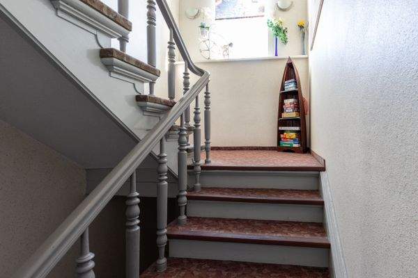 Das geräumige Treppenhaus