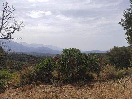 Kreta, Karoti: Grundstück mit Baugenehmigung und atemberaubendem Bergblick zu verkaufen