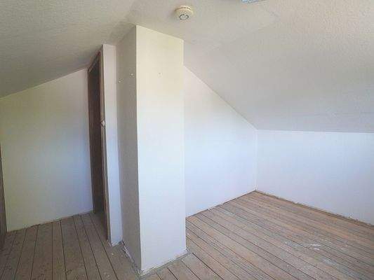 Zum Ausbau vorbereitetes Zimmer im DG