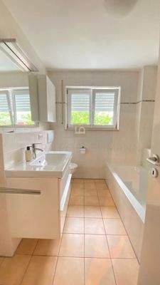 Bad mit Wanne und Dusche